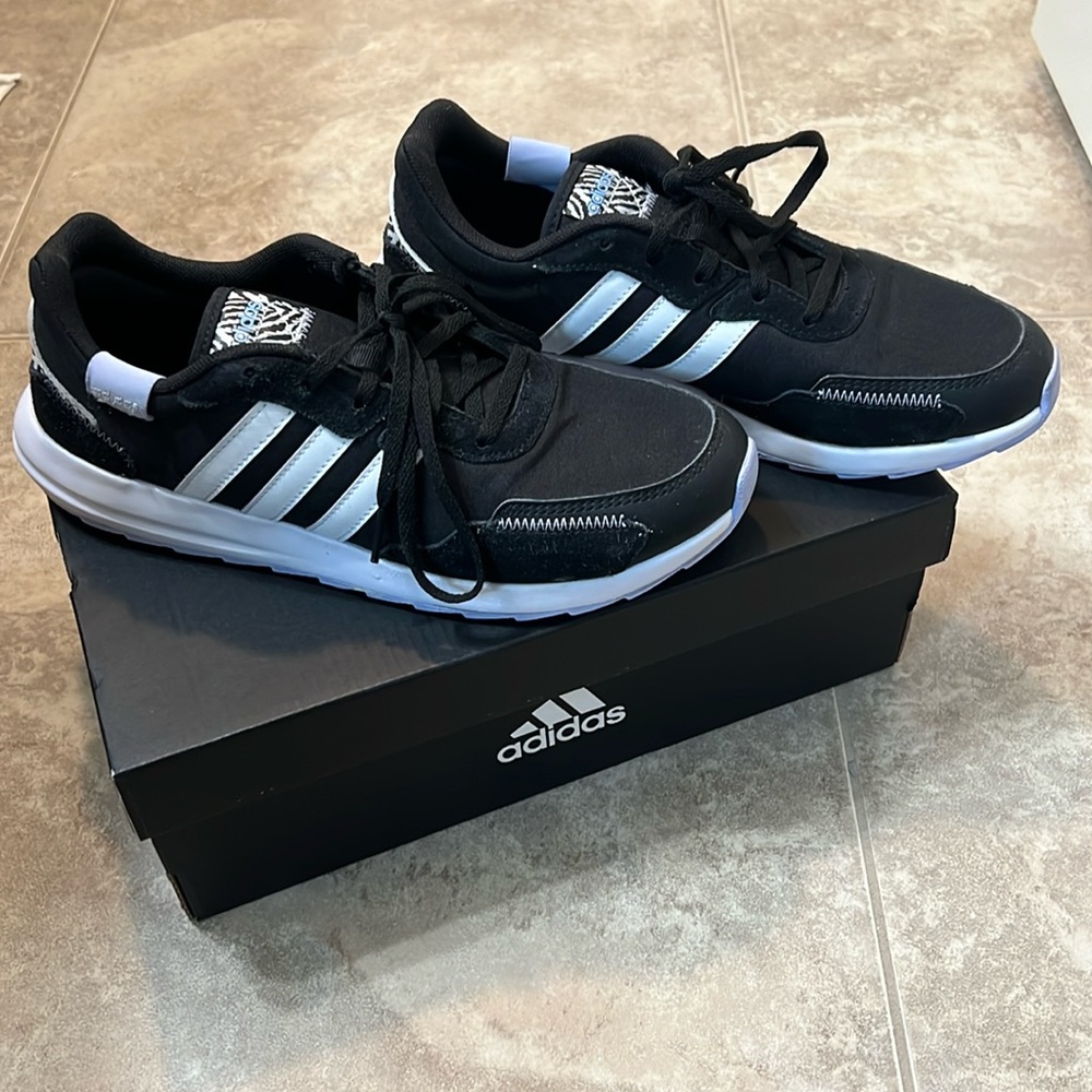 Adidas Womens Retrorun Running shoe, black/white/violet tone with zebra accents